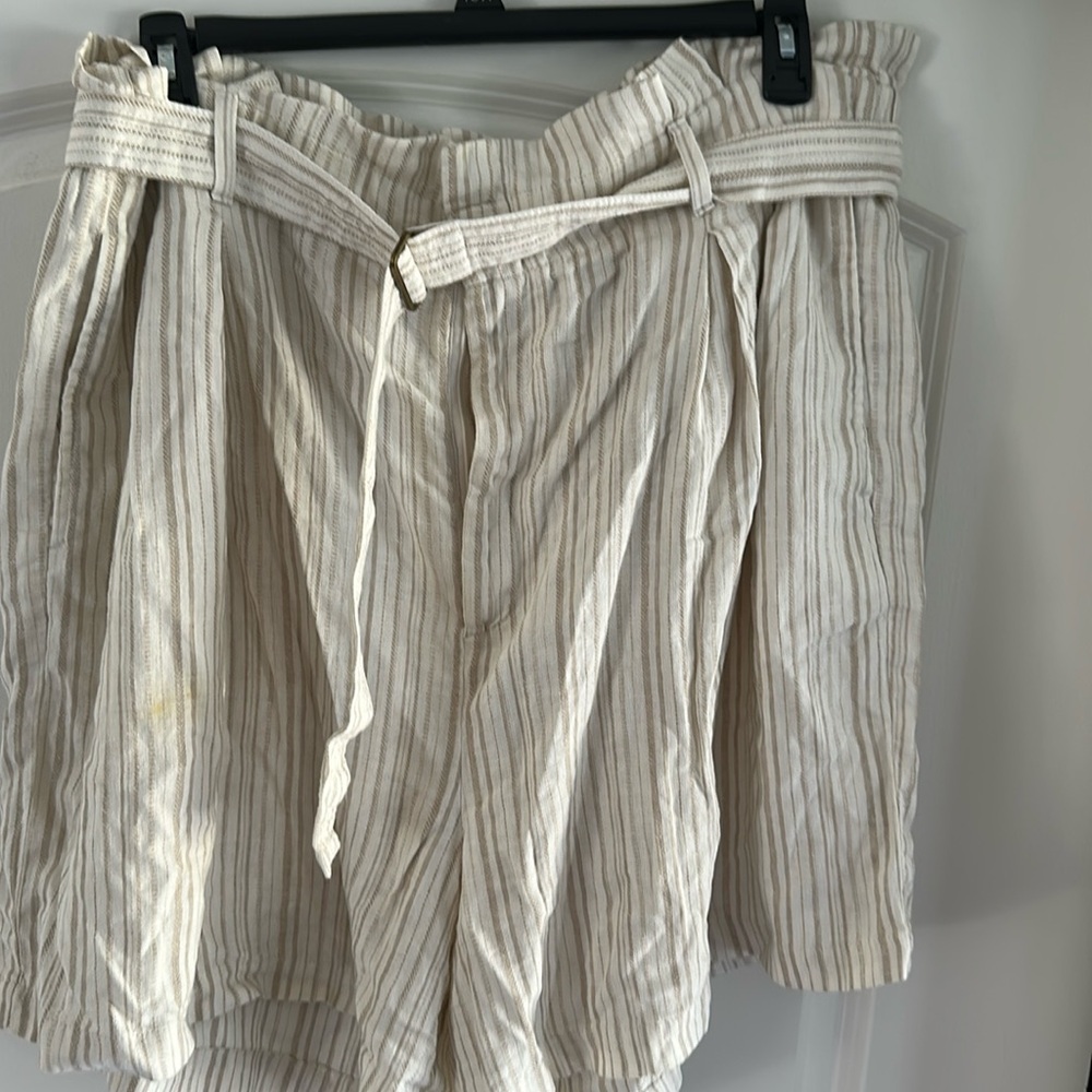 Banana Republic women’s size 20 linen shorts, beige and cream stripe with a belt